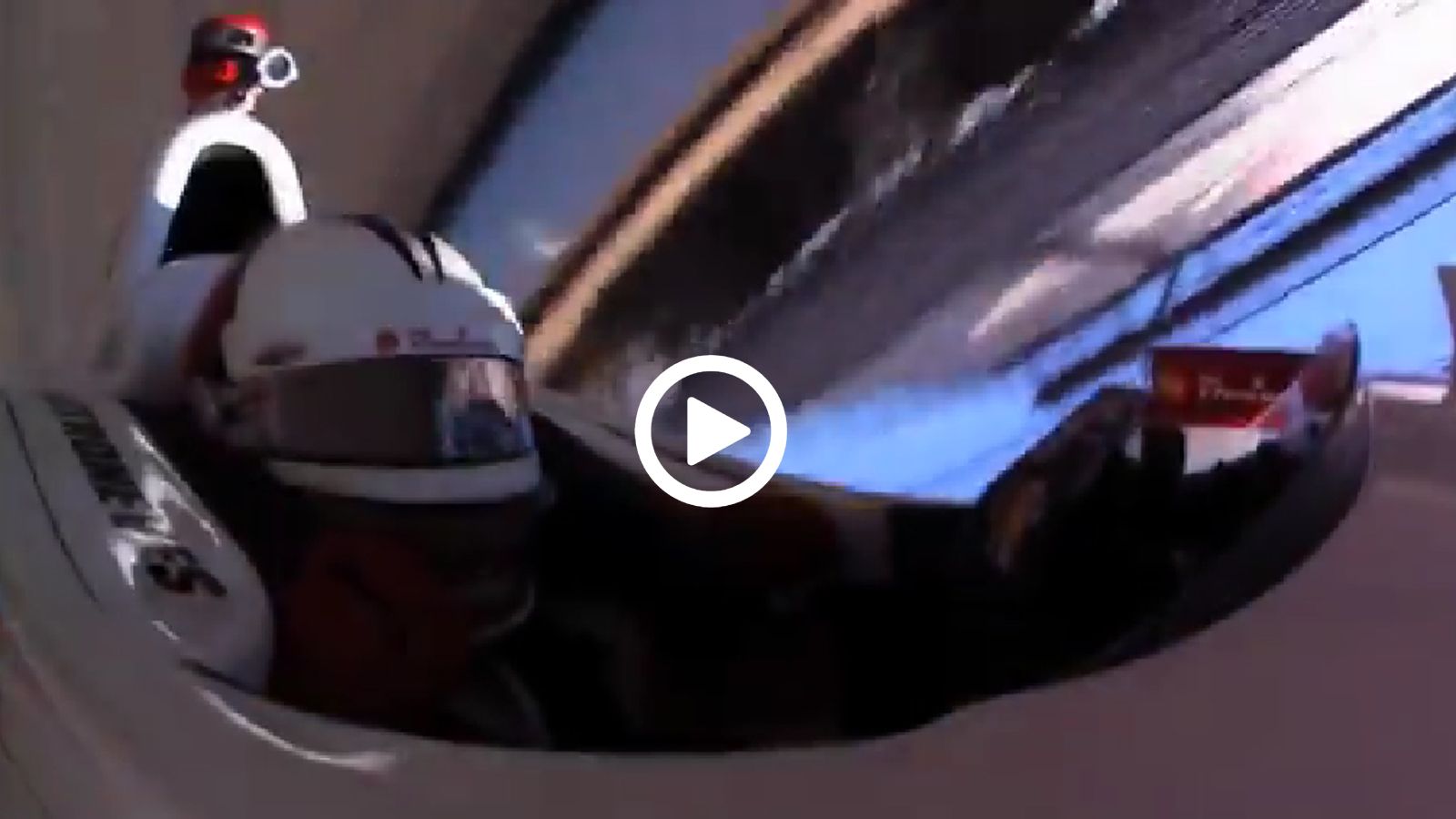 Μπορεί οι φίλοι των IndyCar να λατρεύουν τα ατυχήματα, αλλά ίσως αλλάξουν γνώμη μόλις δουν πώς είναι να πετάς και να προσγειώνεσαι ανάποδα στην άσφαλτ