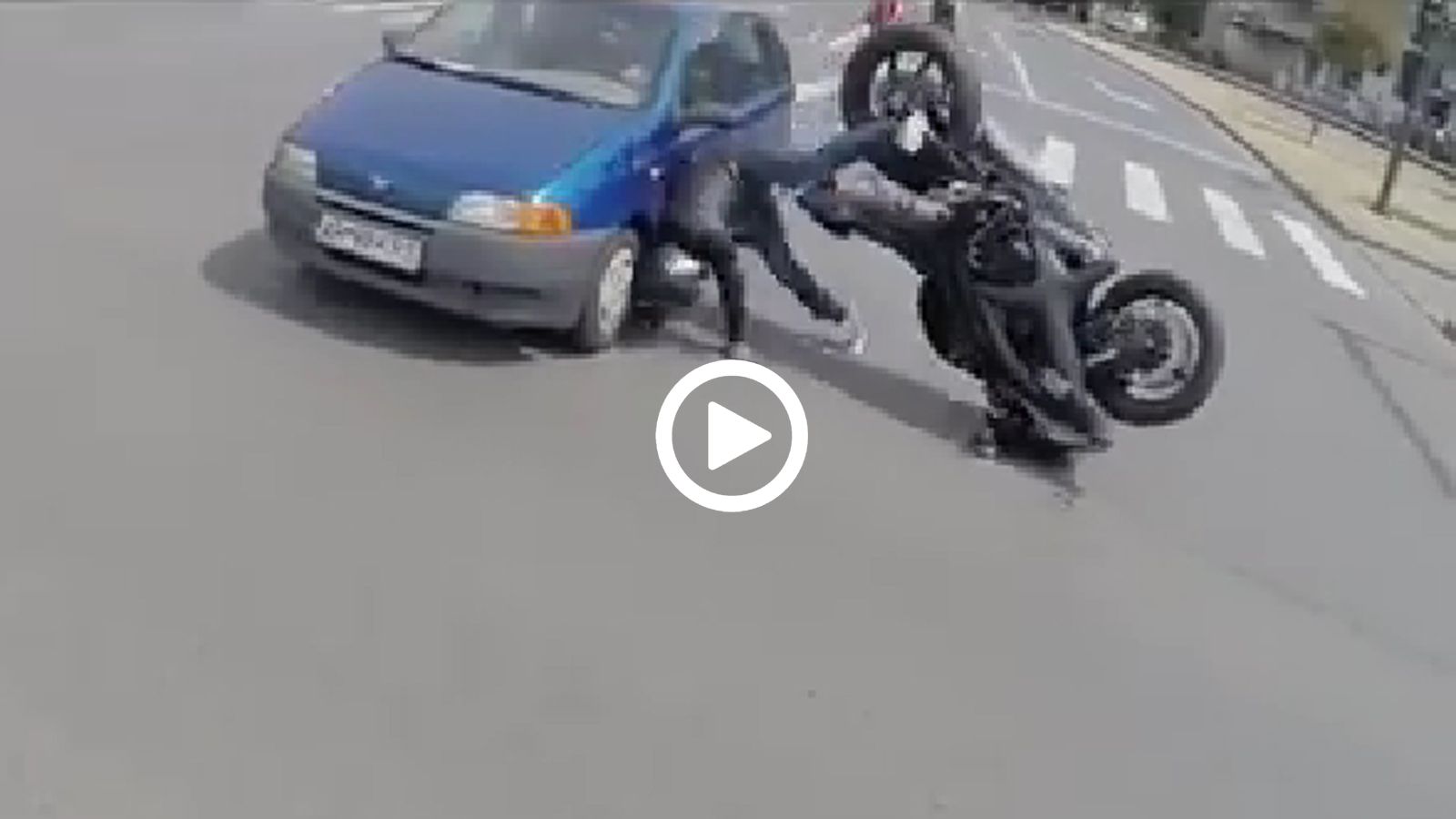 Απαράδεκτος ο οδηγός του Fiat, αλλά και ο αναβάτης της μοτοσικλέτας θα μπορούσε να είχε αποφύγει το συμβάν, αν πρόσεχε λίγο περισσότερο και αν φρέναρε