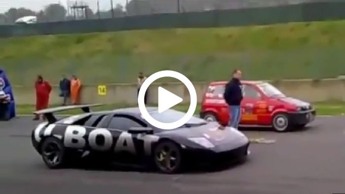 Η «κακομοίρα» η Lamborghini Murcielago έκατσε με το «τουπέ» του πανάκριβου supercar στην γραμμή εκκίνησης, δίπλα στο «ταπεινό» Φιατάκι. Έλα, όμως, που