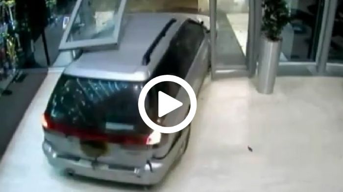 Με ένα Subaru Legacy οι κλέφτες μπούκαραν στο κτήριο, σπάζοντας την γυάλινη πόρτα. Διάλεξαν τι τους ενδιέφερε, αδιαφορώντας για το κύπελλο από την 1η 