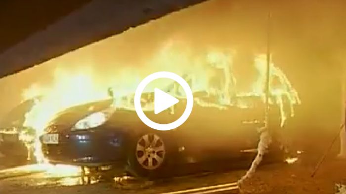 Μια μικρή φωτιά άναψαν στο κάθισμα ενός Renault Espace και αυτό σε 4 λεπτά έγινε πυροτέχνημα. Ένα λεπτό αργότερα, το δίπλα Peugeot 308 άναψε και σε άλ