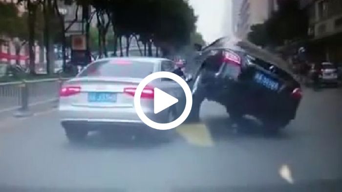 Αντί να πλακωθούν στο ξύλο, οι οδηγοί των Audi και Nissan προτίμησαν να λύσουν τις διαφορές τους με τα …αμάξια. Η κίνηση δεν ήταν ποτέ πιο διασκ