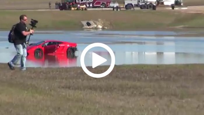 Ο οδηγός της Twin Turbo Lamborghini Gallardo των 2.000 ίππων έχασε τον έλεγχό της και βρέθηκε να κολυμπάει στα ρηχά νερά μιας παρακείμενης λίμνης. Ευτ