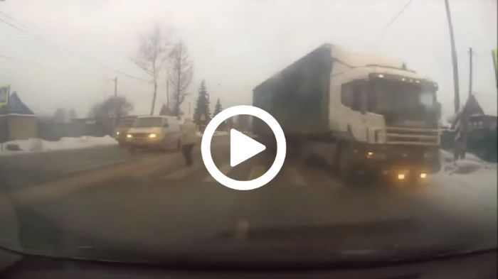 Το σημερινό video προέρχεται (από πού αλλού) από τη Ρωσία. Ο ολισθηρότητα του οδοστρώματος ανάγκασε το φορτηγό να βγει εκτός δρόμου, για να μην προκαλ