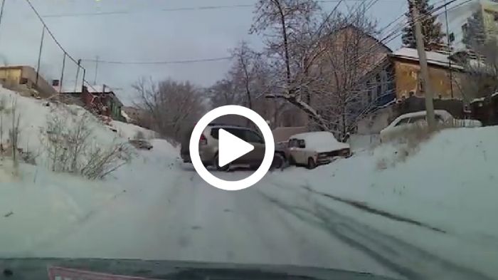 Ο οδηγός, μόλις το Land Cruiser άρχισε να γλιστρά, έχασε την ψυχραιμία του και κόλλησε τα φρένα. Ήταν αρκετά τυχερός, ωστόσο, και παρόλες τις περιστρο