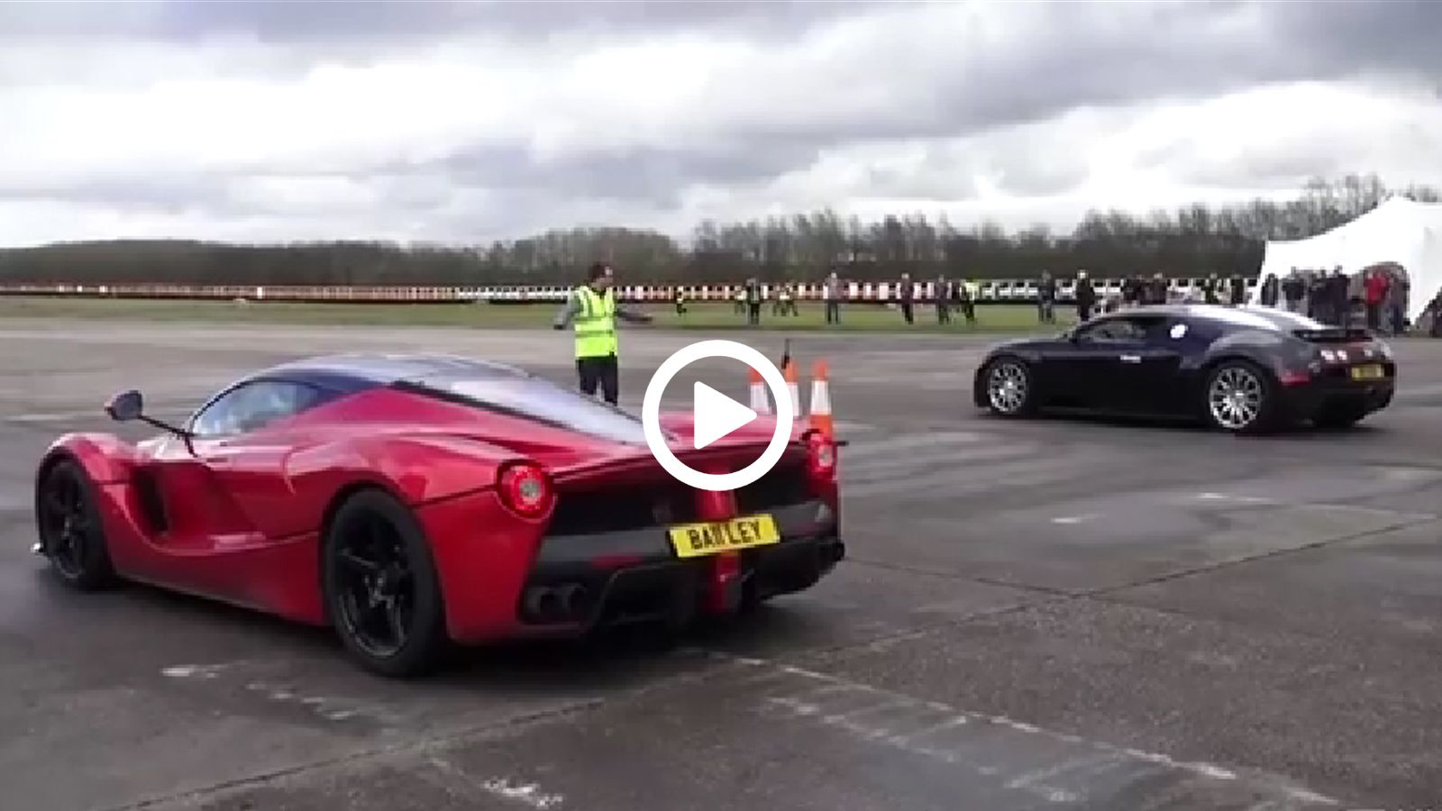 Η πισωκίνητη LaFerrari έβλεπε τα πίσω φώτα της Veyron να απομακρύνονται. Στα 2 μίλια από την εκκίνηση, η Ferrari είχε ταχύτητα 332 χλμ./ώρα και η Buga