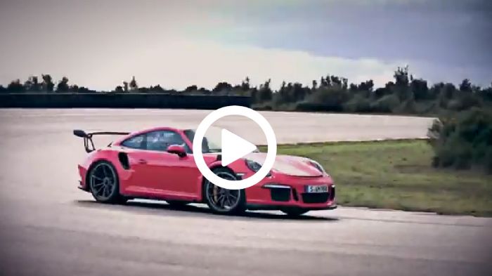 Η GT3 RS εξοπλίζεται με 7άρι κιβώτιο διπλού συμπλέκτη PDK και κάνει το 0-100 χλμ./ώρα σε 3,3 δλ. και το 0-200 χλμ./ώρα σε 10,9 δλ., ενώ ο χρόνος της σ