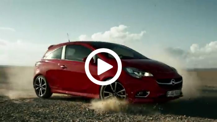 Την ώρα που η οδηγός κάνει τέχνη οδηγώντας, ο παρτενέρ της συνθέτει με όπλο του το πινέλο. Και οι δύο μαζί μετατρέπουν την άμμο σε καμβά. Δείτε το πώς