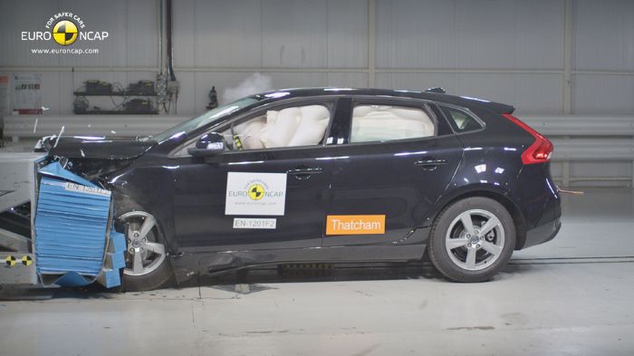 Το Volvo V40 πήρε, το 2012, την υψηλότερη βαθμολογία στα crash test. ¶λλα σήμερα, με δύο updates (το 2014 & το 2015) των σχετικών κανονισμών, μπορεί κ