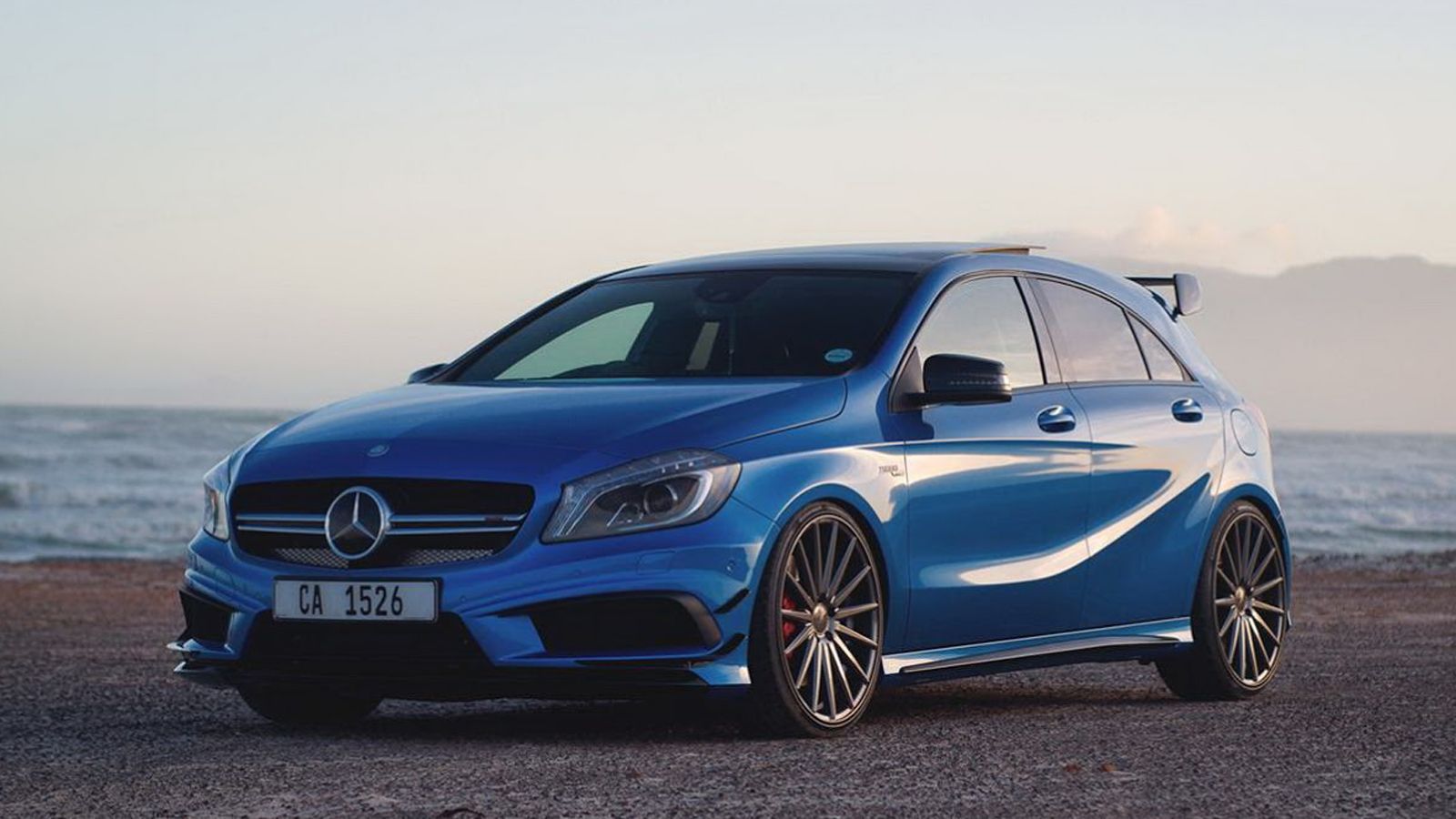 Οργανώθηκε μια φωτογράφηση της A45 AMG στις ακτές του Κέιπ Τάουν της Ν. Αφρικής, όπου το μπλε απόχρωσης αμάξι δείχνει ακόμα πιο όμορφο, σε βαθμό που ν