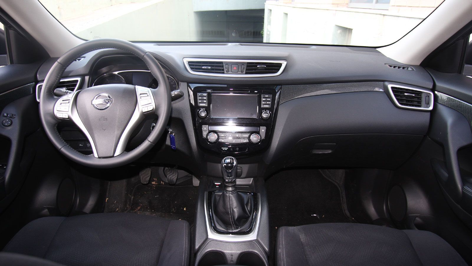 Εξαιρετικής ποιότητας και συναρμογής, με την παράσταση να κλέβει η μεγάλη έγχρωμη οθόνη αφής των 7 ιντσών στο κέντρο του ταμπλό.