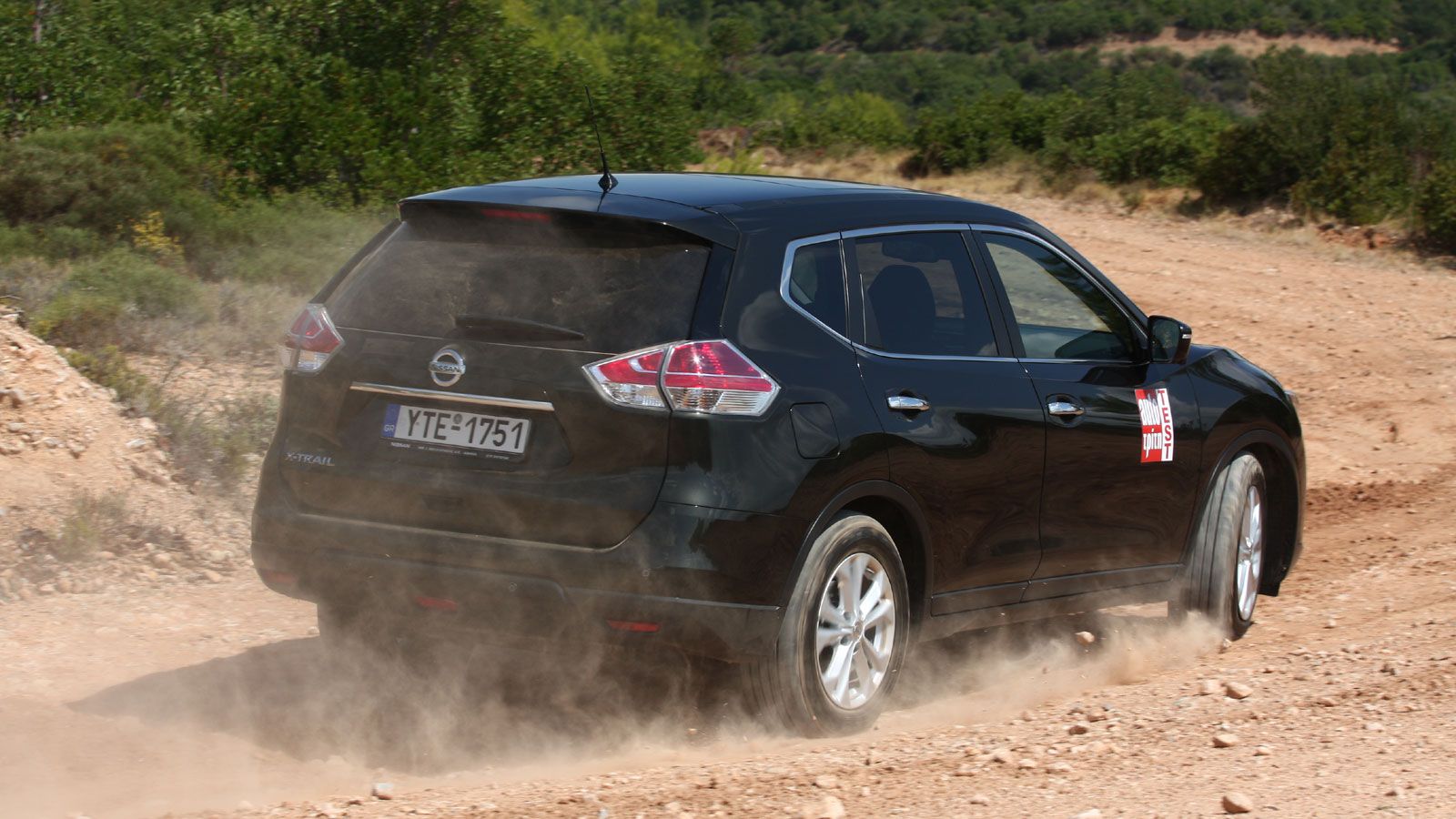 Τα 210 χλστ. από το έδαφος, οι μεγάλες διαδρομές της ανάρτησης και τα υψηλού προφίλ ελαστικά και το πολύ καλό σύστημα τετρακίνησης ΑLL – MODE 4x