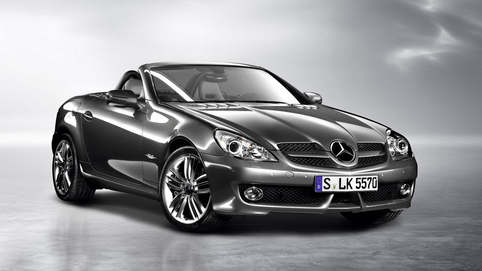 Η 2η γενιά της Mercedes-Benz SLK λανσαρίστηκε τον Ιανουάριο του 2004, ενώ ανανεώθηκε 4 χρόνια αργότερα. Στη φωτογραφία βλέπουμε την έκδοση Grand Editi