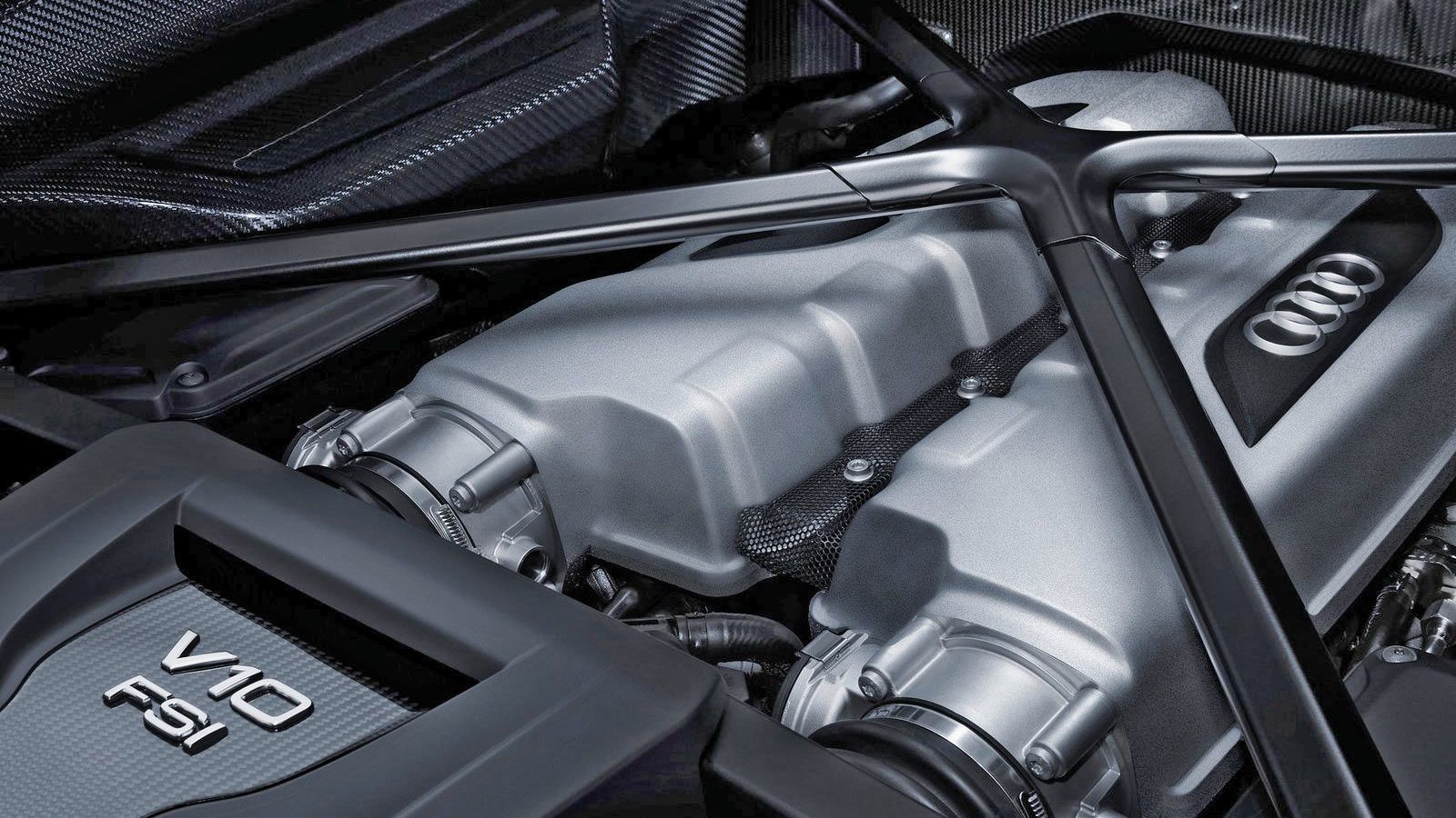 Ο V10 κινητήρας των 5,2 λίτρων αποδίδει στην έκδοση V10 Plus 610 ίππους, σε σύγκριση με την «απλή» version του μοντέλου, όπου η απόδοση ανέρχεται στα 