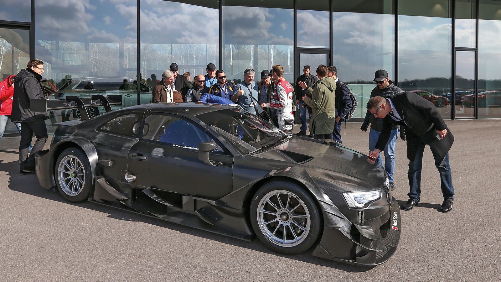 H Αudi μας έδειξε το πρωτότυπο αυτοκίνητο της για το DTM. Παρόντες και οι οδηγοί Jamie Green & Adrien Tambey που τρέχουν στο DTM με την ομάδα Audi Spo