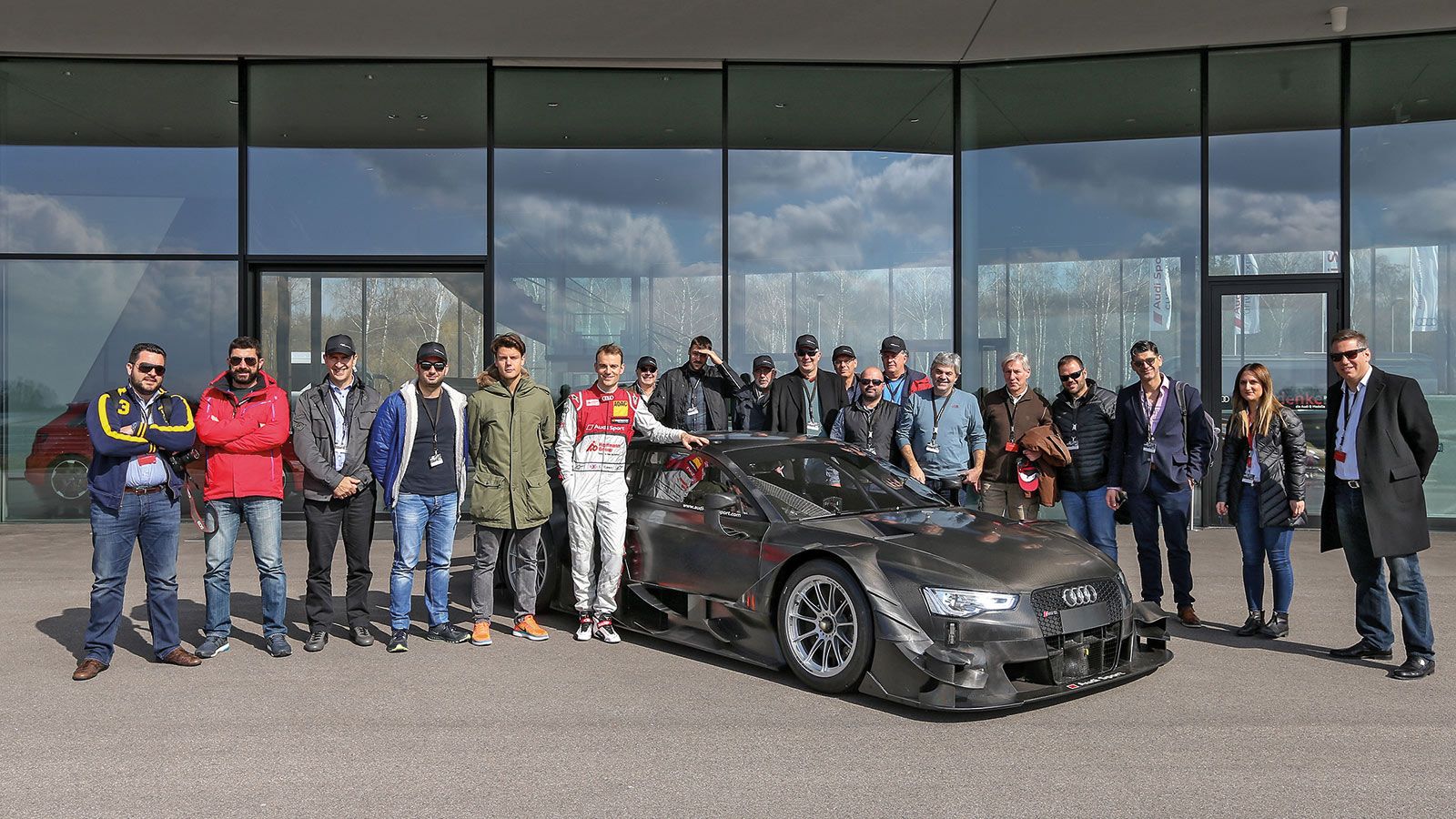 Η ελληνική αποστολή στο driving experience center αποτελούμενοι από στελέχη της Audi και δημοσιογράφους του Ειδικού Τύπου. 