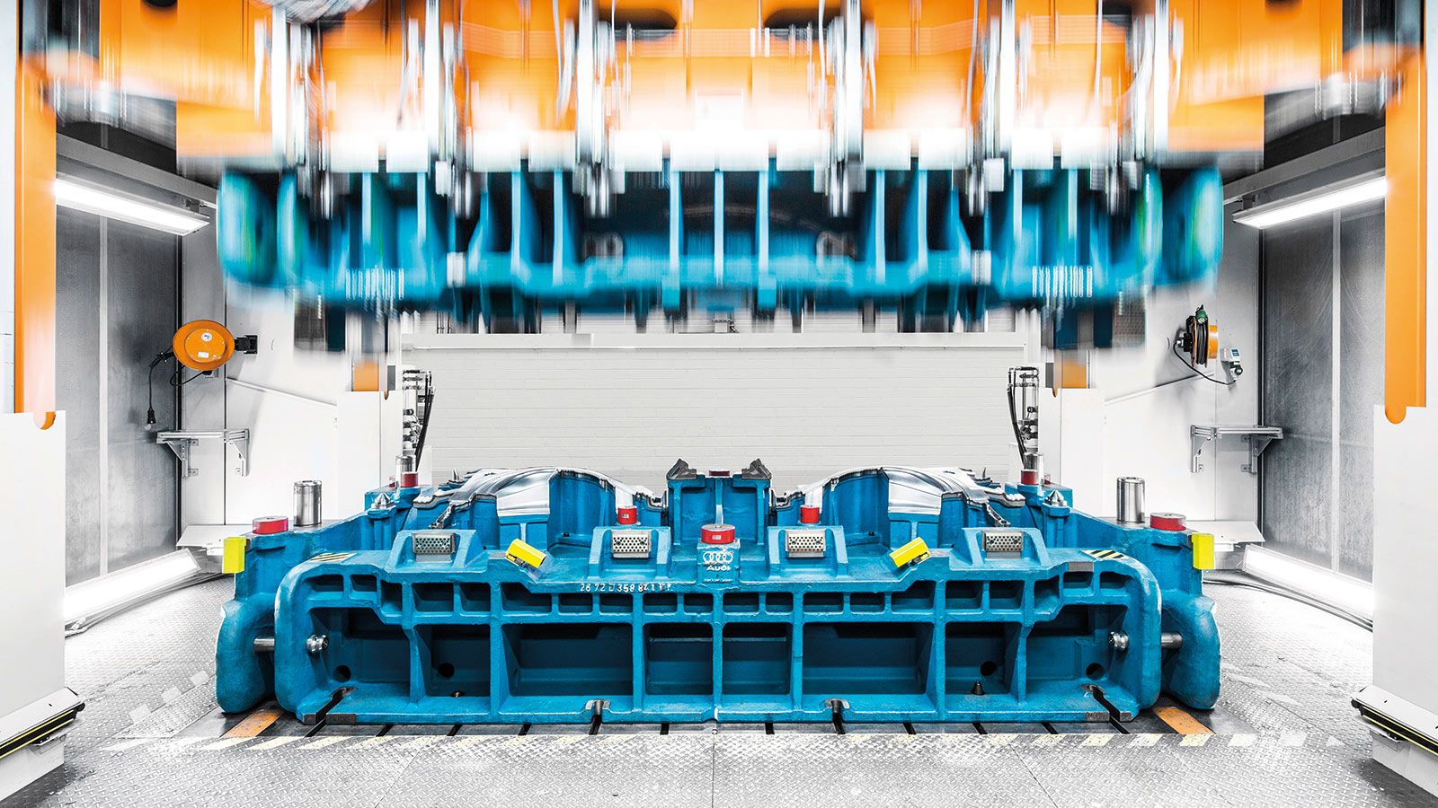 Οι συγκεκριμένες μεταλλικές μήτρες χρησιμεύουν ώστε να κατασκευάζονται τα επιμέρους μέρη ενός αυτοκινήτου. 
