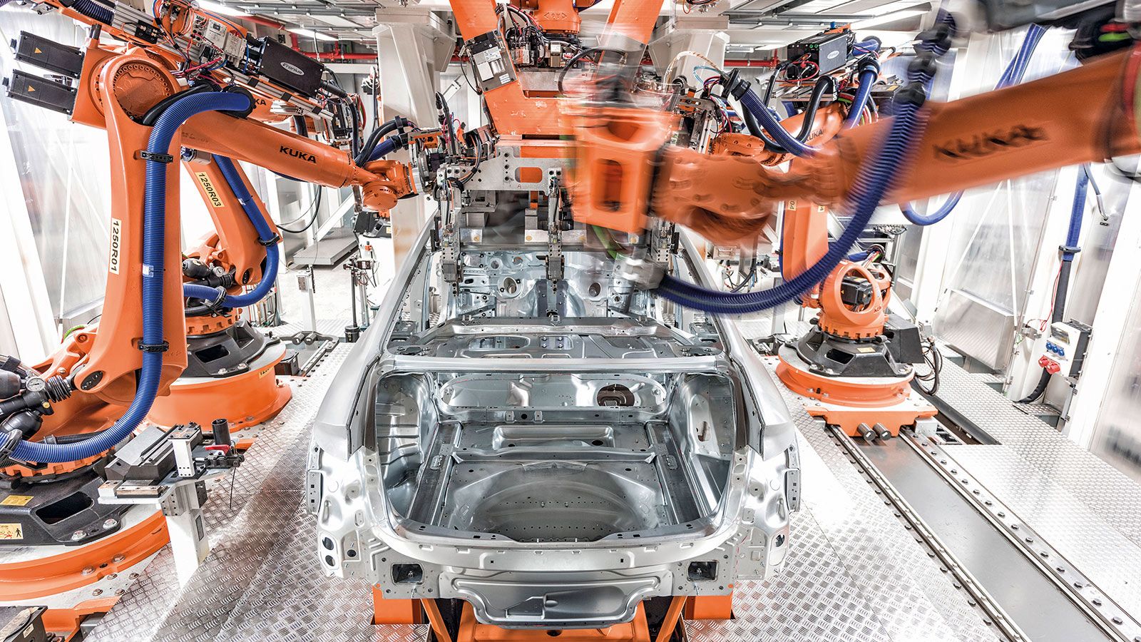 Στα περισσότερα από τα στάδια 
παραγωγής υπάρχουν ρομπότ 
υψηλής τεχνολογίας. 