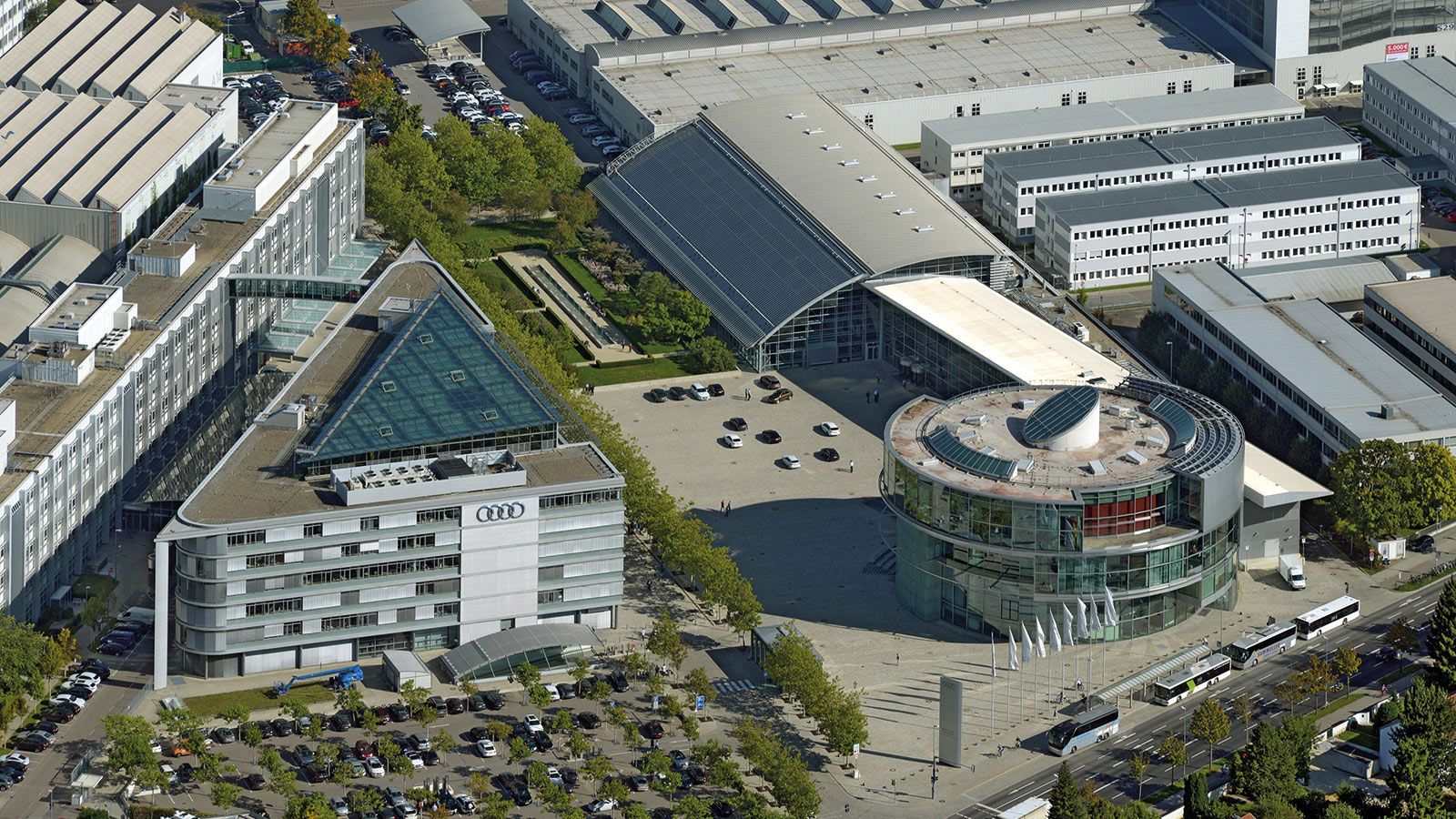 Στις εγκαταστάσεις της Audi στο Ίνγκολσταντ μπορεί να παραλάβει κάποιος το καινούργιο του αυτοκίνητο, αν το επιθυμεί.  Δηλαδή μετά τη γραμμή παραγωγής