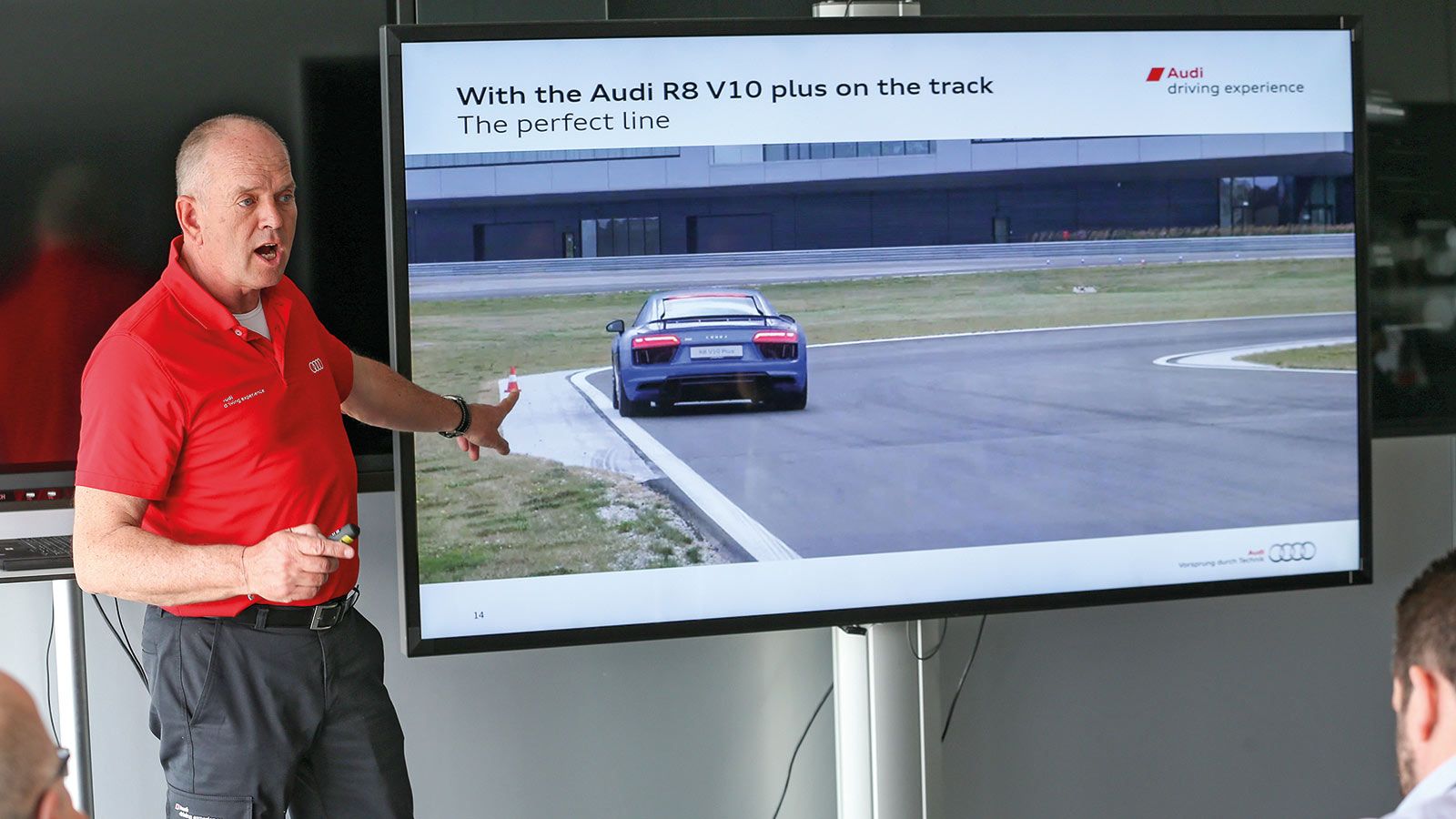 Οι εκπαιδευτές της Audi εξήγησαν τους κανόνες της πίστας.