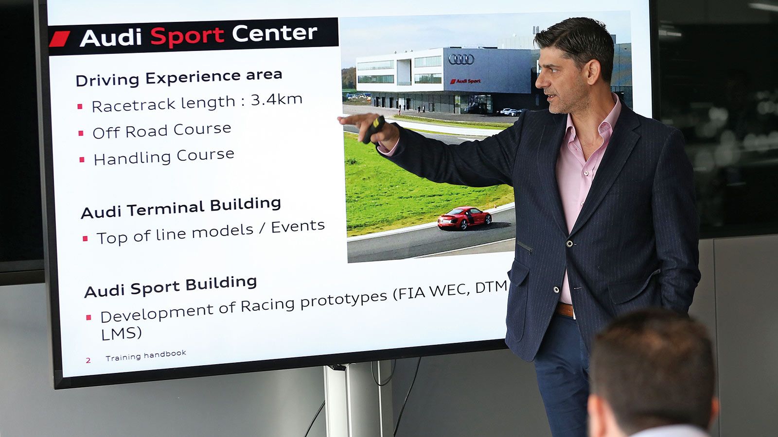 Ο Κώστας Μανούσος, Εκπαιδευτής Πωλήσεων & Υπεύθυνος Οργανωτικής Εκπαίδευσης της Audi, εξηγεί τα χαρακτηριστικά του Sport Center.