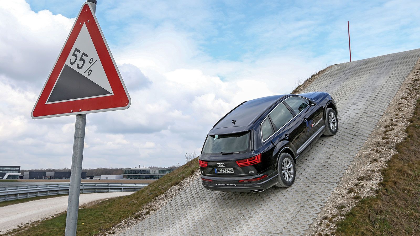 Στο off road κομμάτι του Audi driving Experience Center βρεθήκαμε με το νέο Q7. To πολυτελές SUV της εταιρείας απέδειξε ότι μπορεί να τα καταφέρει σε 