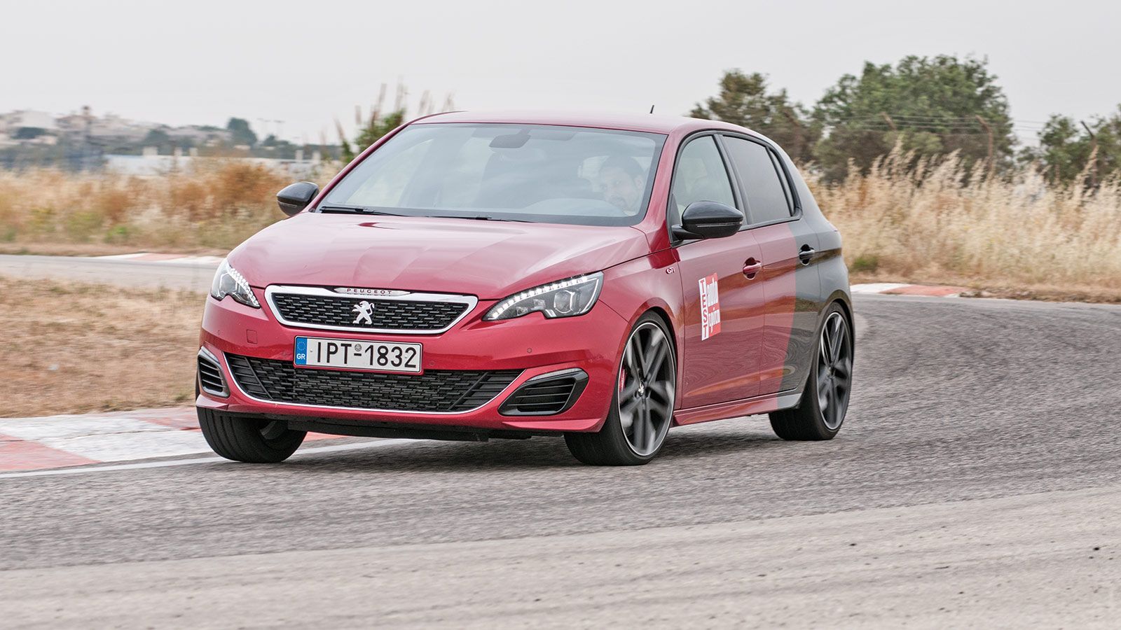 Σε καλή άσφαλτο το 308 GTi «κεντάει» και γρήγορα εμπιστεύεσαι το τρίπτυχο πλαίσιο – ανάρτηση – τιμόνι για να διαγράψεις με ευκολία κάθε εί