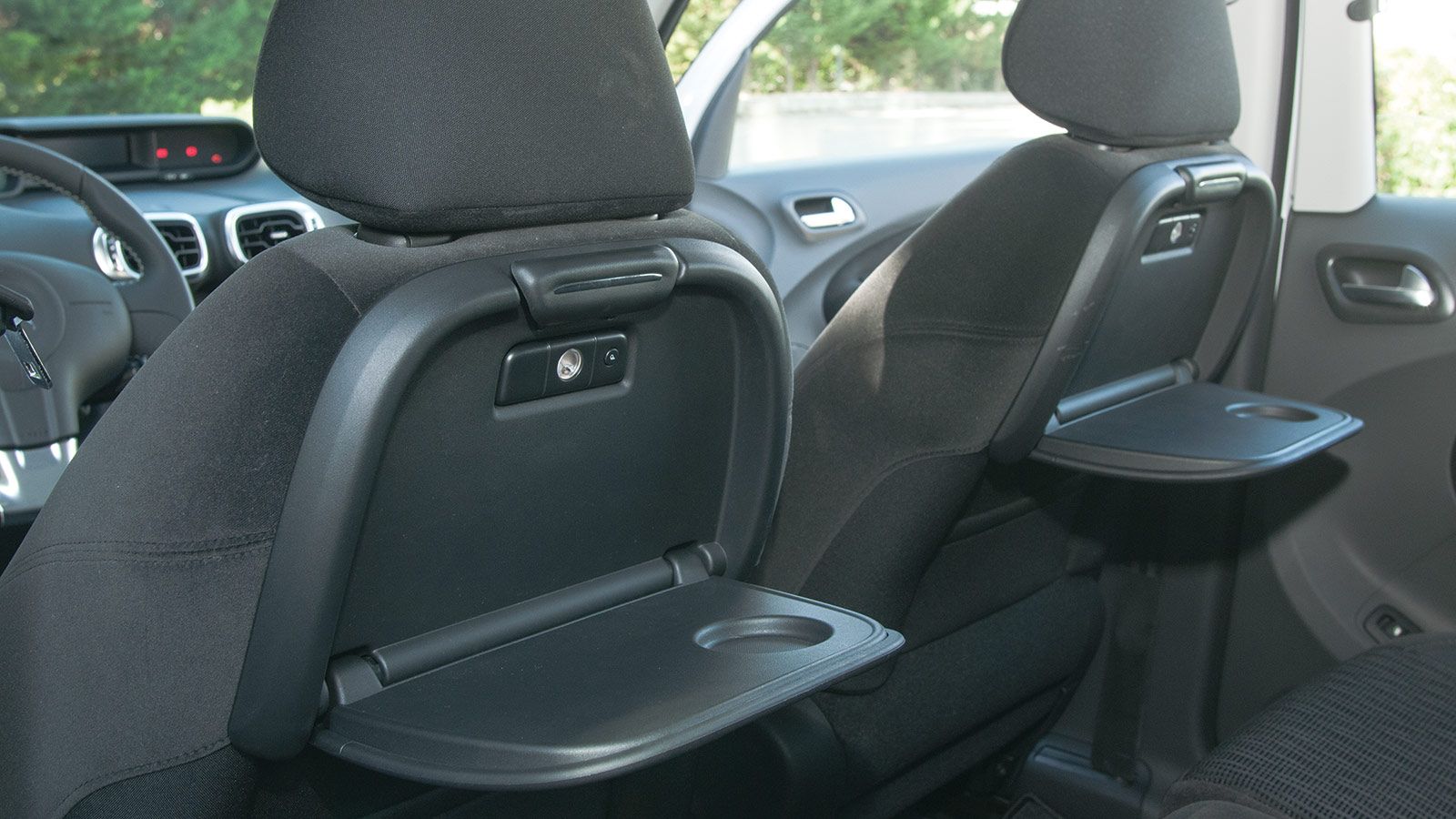 Έξυπνες λύσεις όπως το ντουλαπάκι πάνω στο ταμπλό ή τα τραπεζάκια με φωτισμό για τα πίσω καθίσματα στο εσωτερικό του C3 Picasso.