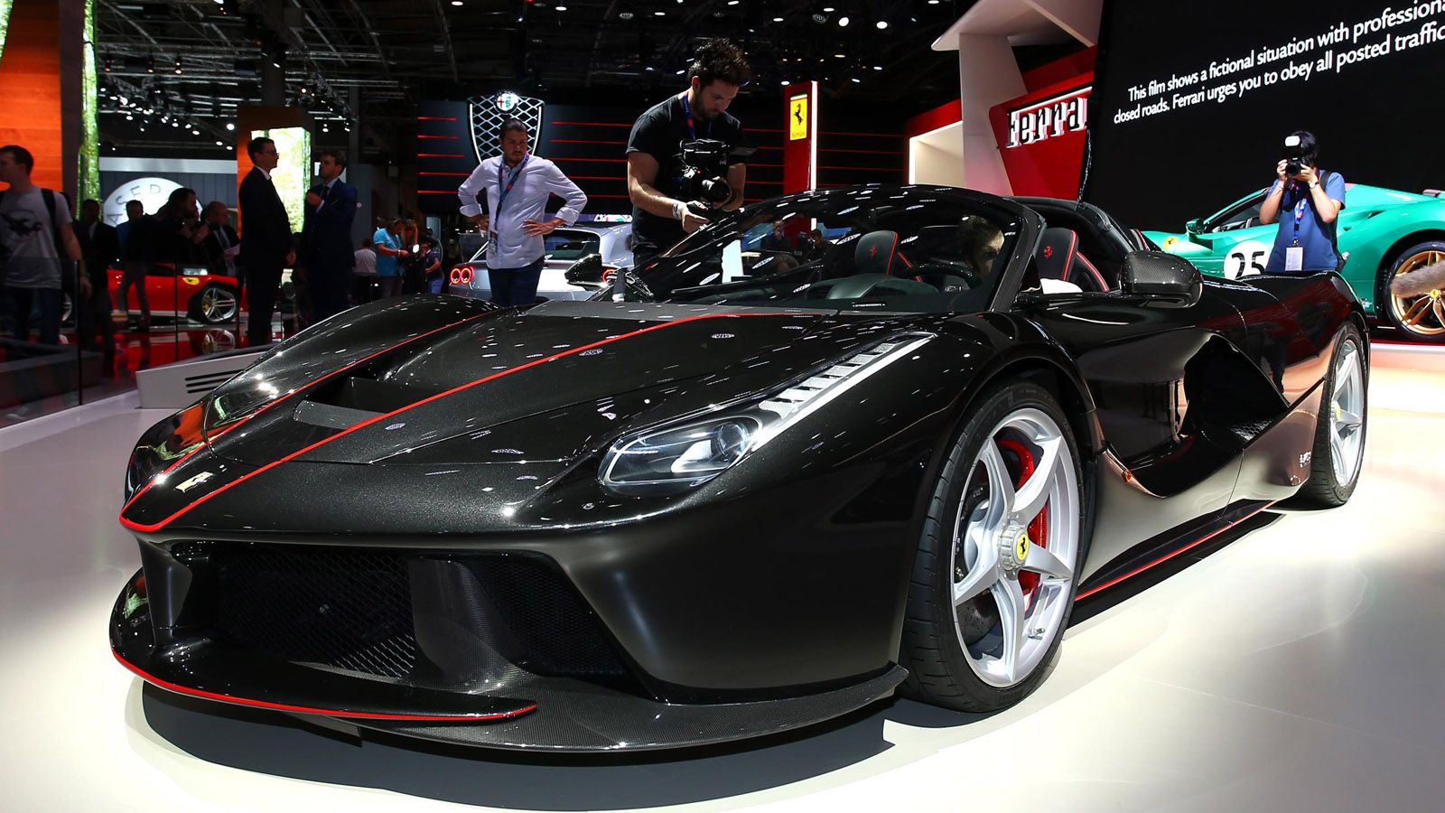 Μαγνήτισε τα βλέμματα η νέα Ferrari στο Παρίσι.