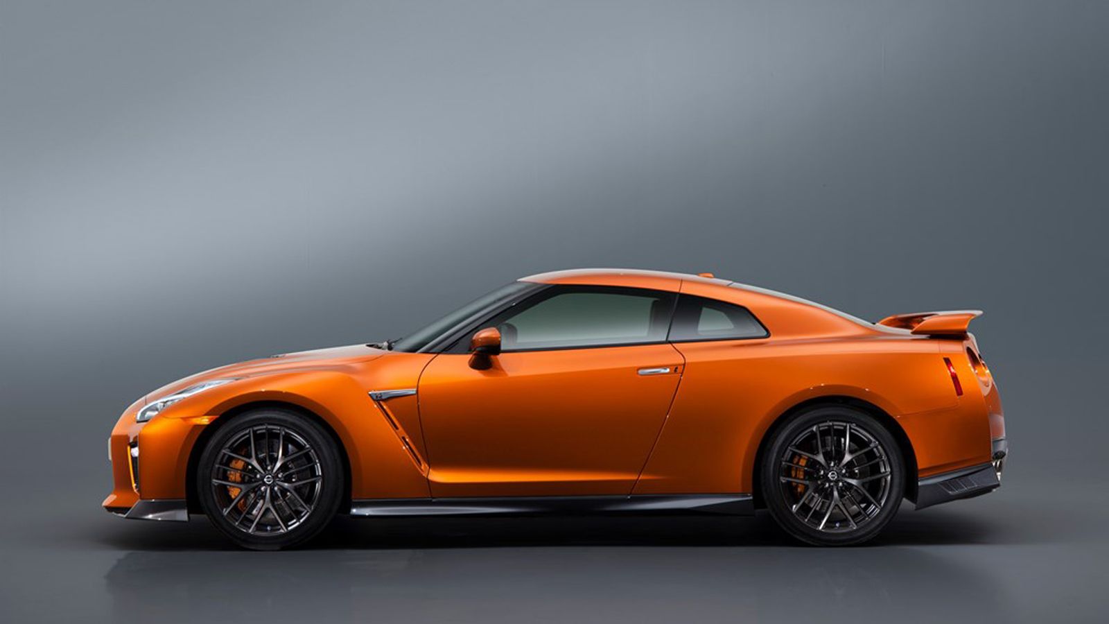 Ακόμα πιο επιθετικό δείχνει το νέο Nissan GT-R κοιτάζοντας το από τα πλάγια, με τις ζάντες 2ο ιντσών να ξεχωρίζουν.