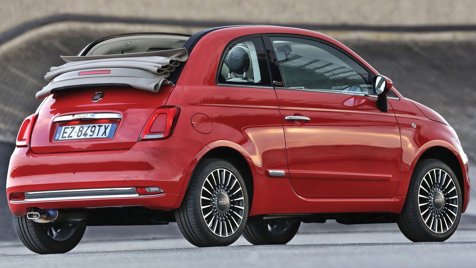 Το κάμπριο Fiat 500 C είναι ένα από τα πιο ξεχωριστά αυτοκίνητα που κυκλοφορούν στο δρόμο και το πιο ξεχωριστό αυτής της κατηγορίας.