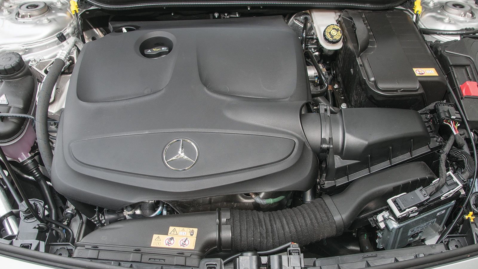Ο 1.600άρης turbo της A 200 κινεί γρήγορα την Mercedes A-Class. Το κιβώτιο 7G-DCT λύνει τα χέρια και συμβάλει στην παροχή πολύ καλών επιδόσεων.
