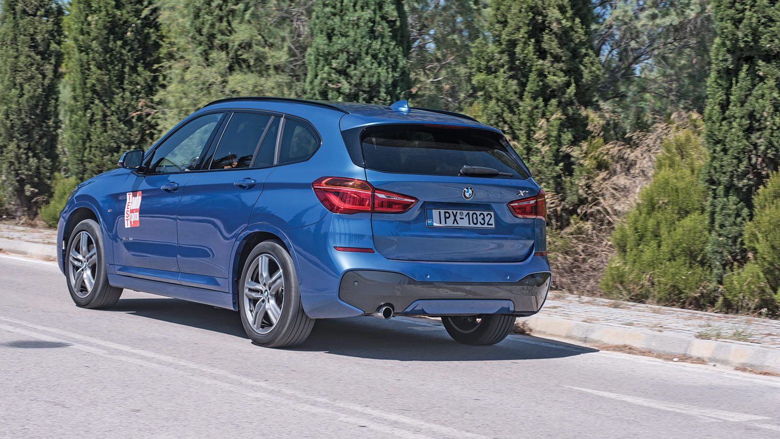 Το όλο στήσιμο της BMW X1 
με την (έξτρα) σφιχτή ανάρτηση μεγιστοποιεί την πρόσφυση δίνοντας μια σπορτίφ νότα στον όλο συνδυασμό.