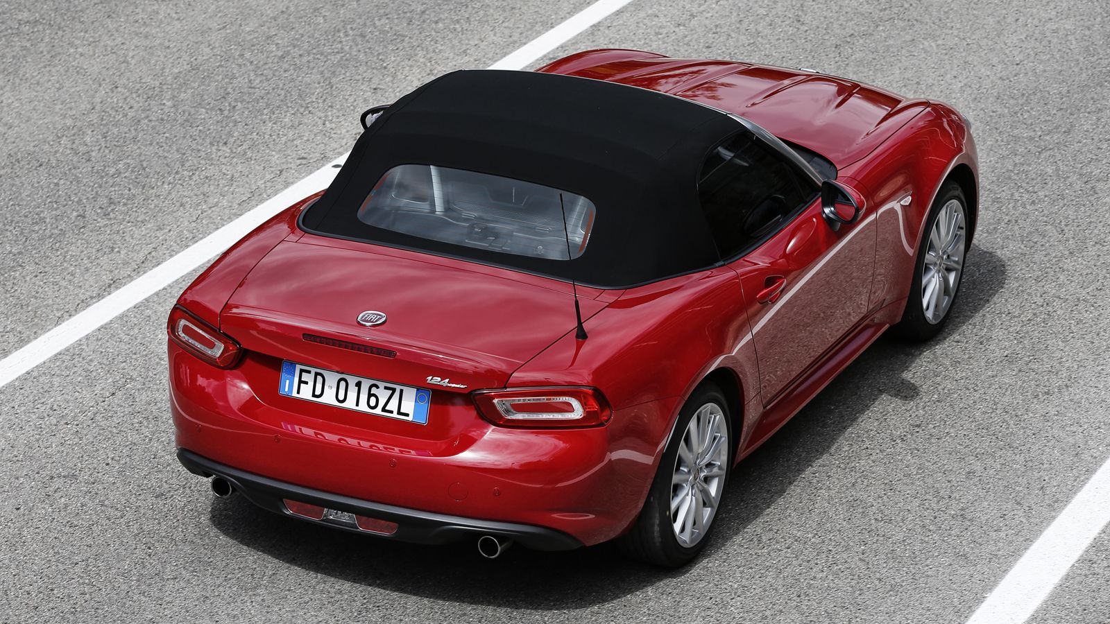 Στο Fiat 124 Spider το παρόν δίνει το σύστημα infotainment με την 7άρα οθόνη αφής. Υπάρχει και το premium ηχοσύστημα της Bose με τα 9 ηχεία, 4 από τα 