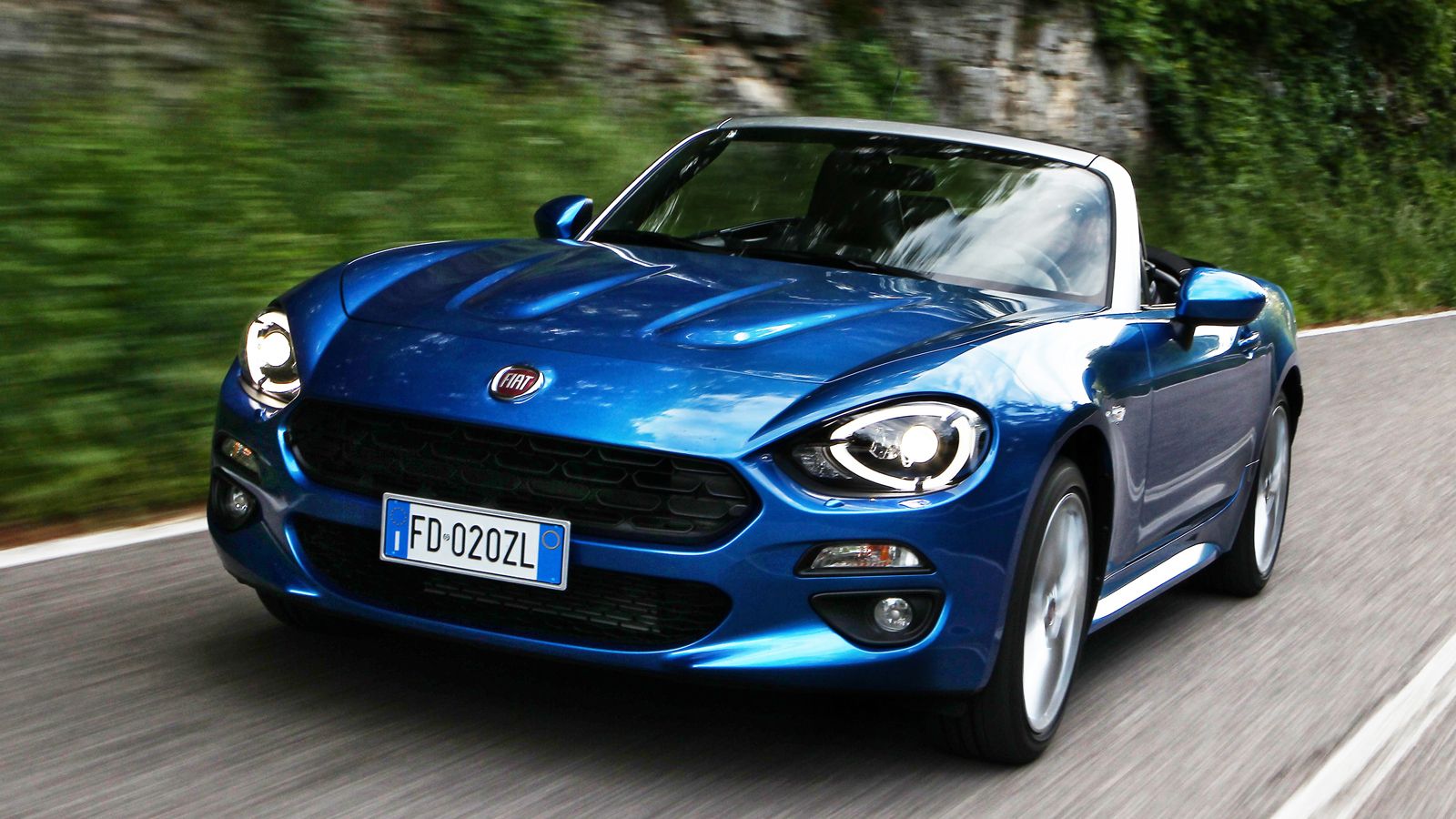 Το νέο ιταλικό roadster εξοπλίζεται με πλήθος συστημάτων ενεργητικής και παθητικής ασφάλειας, ενώ φροντίδα έχει δοθεί και στην άνεση.