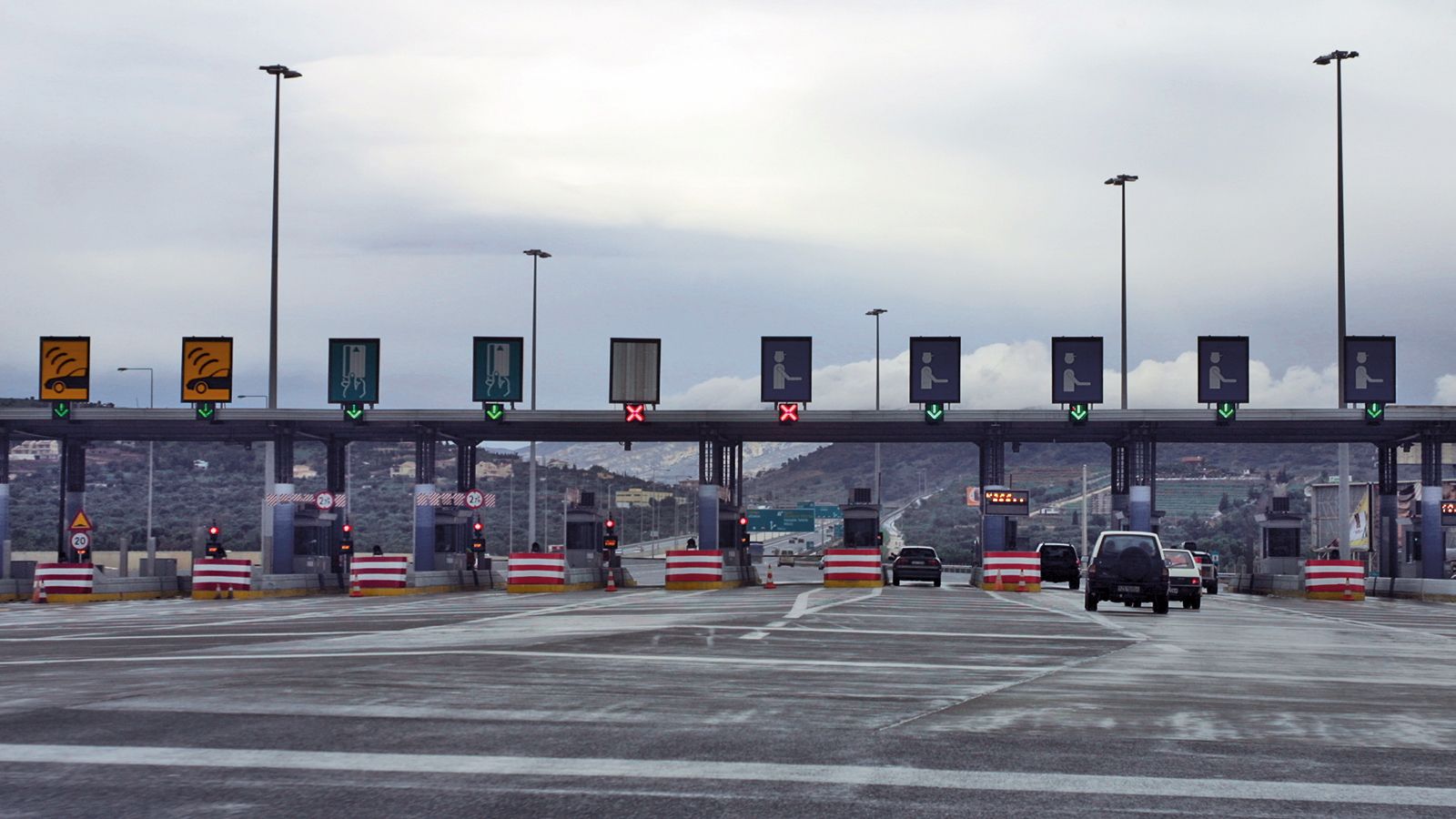 Στα σημεία πριν αλλά και αμέσως μετά τους σταθμούς των διοδίων βλέπουμε πολλά αυτοκίνητα να αλλάζουν λωρίδες.