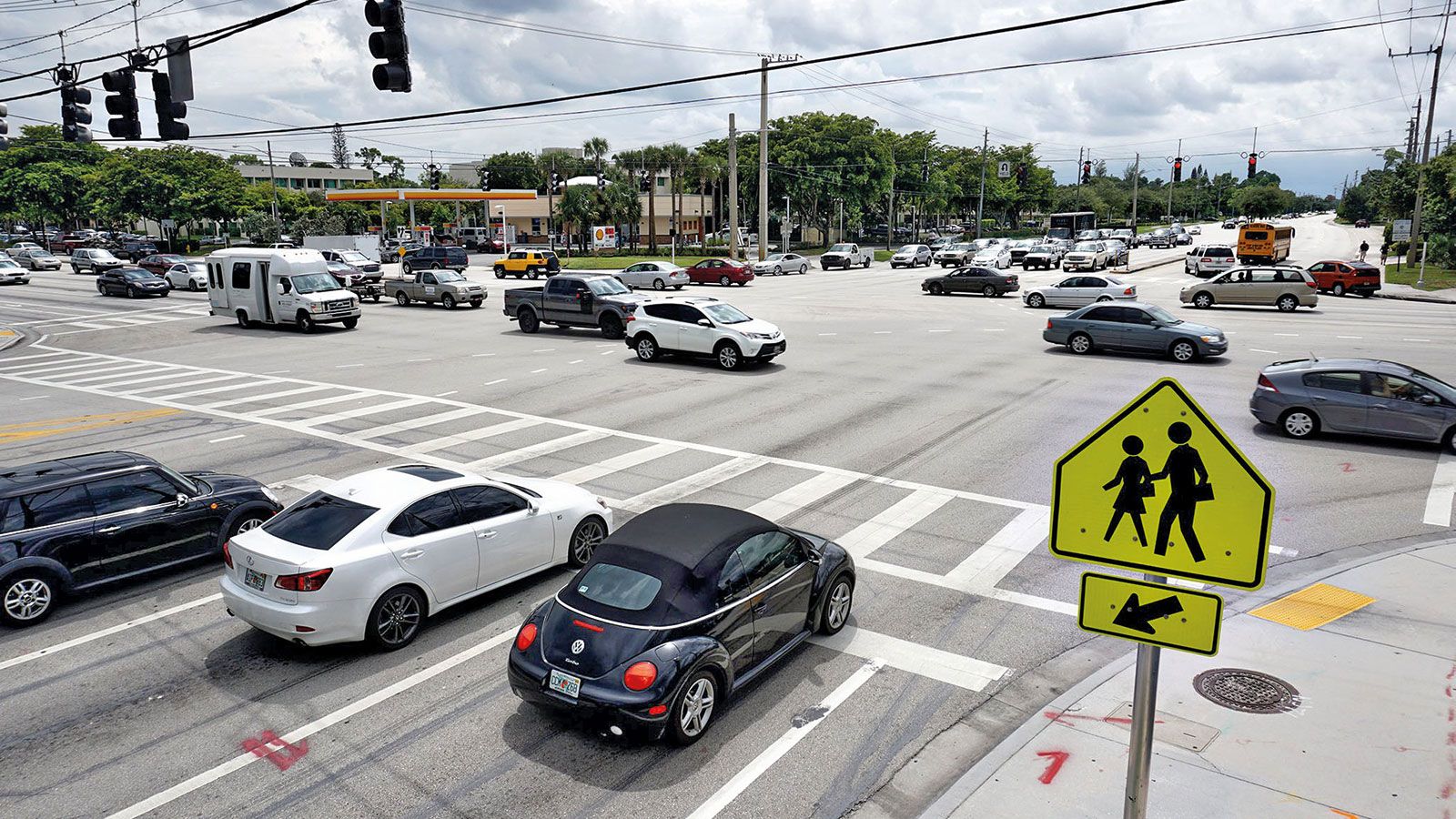 Όταν θέλουμε να στρίψουμε από ένα δρόμο με παραπάνω από μία λωρίδα κυκλοφορίας ανά κατεύθυνση, οφείλουμε να κινηθούμε στην ακριανή λωρίδα, προς την πλ