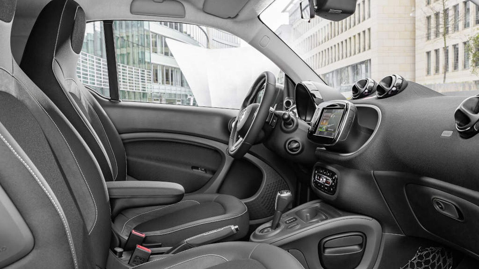 Στο εσωτερικό η νέα γενιά Smart Brabus, φέρει χαρακτηριστικά και λεπτομέρειες, που έχουμε συναντήσει και στους προγόνους της.