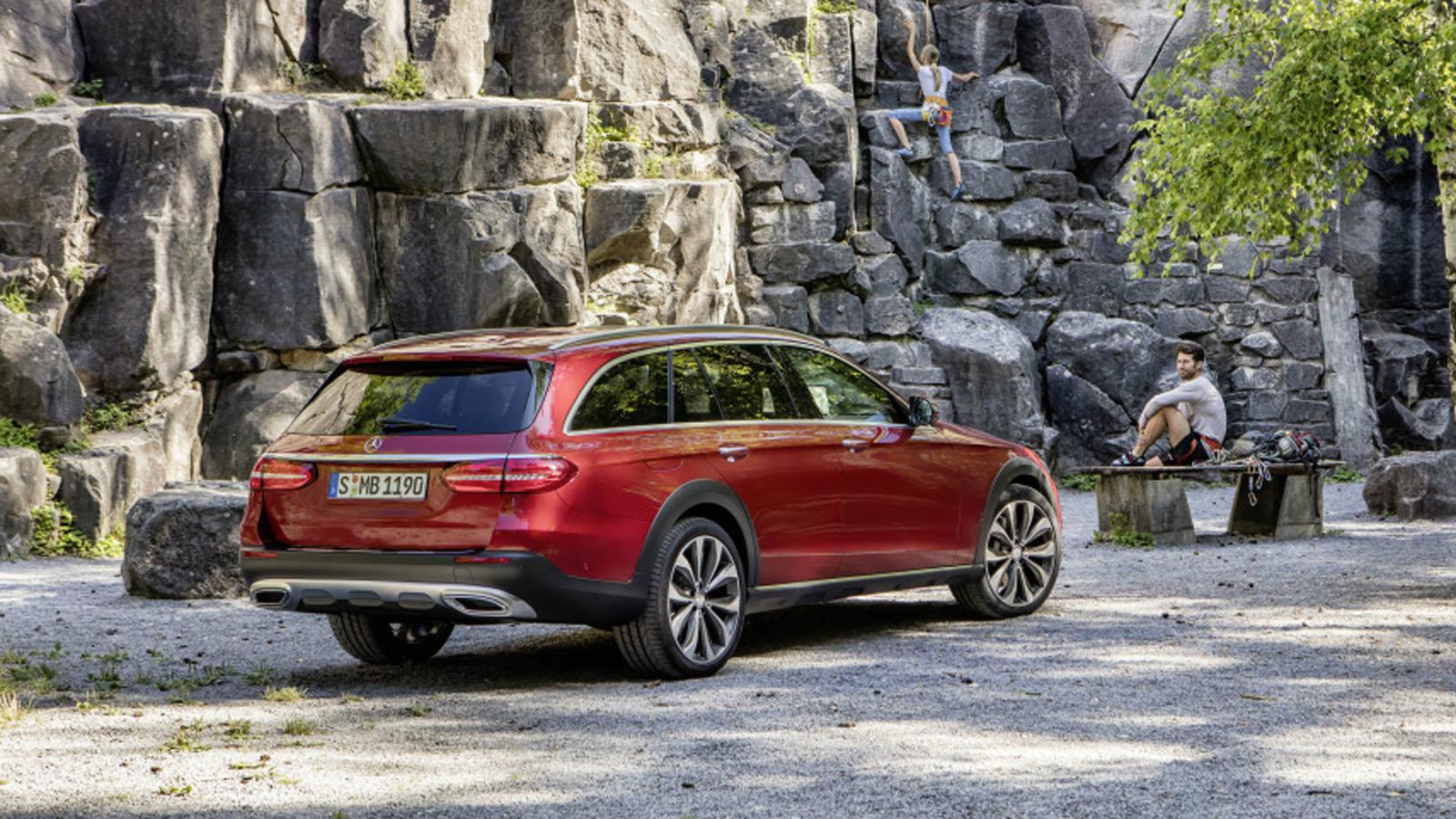 Οι μπάρες οροφής χαρίζουν μια πιο σπορτίφ νότα στην All-Terrain, ενώ ο off road χαρακτήρας του μοντέλου ενισχύεται από τα πλαστικά μέρη που καλύπτουν 