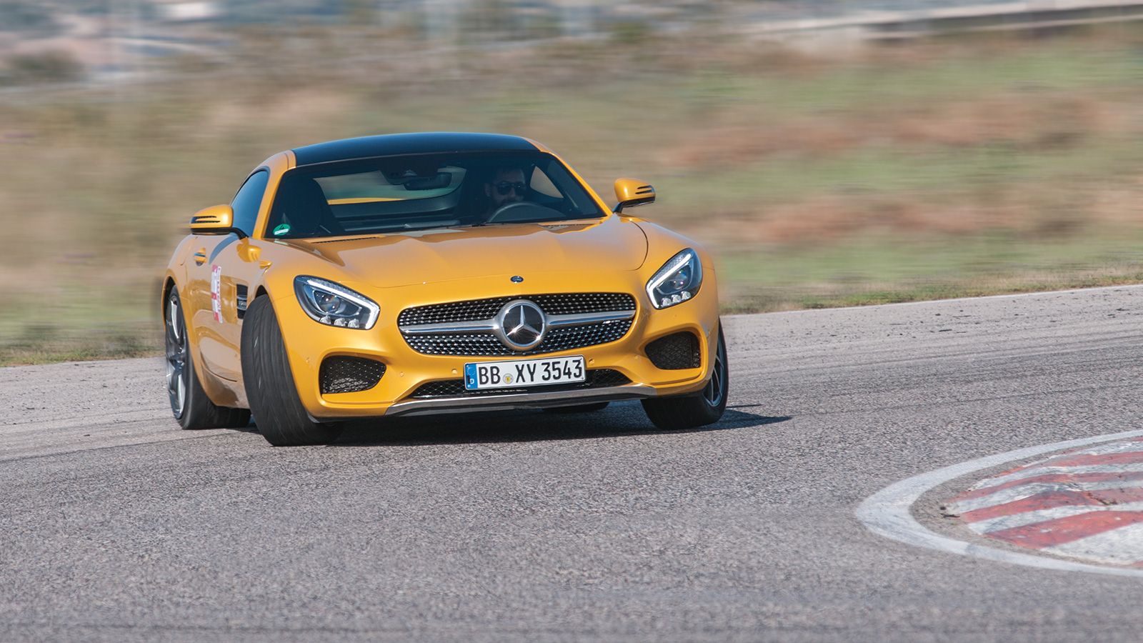 Η Mercedes-AMG GT S μοιάζει στο φυσικό της περιβάλλον στην πίστα.