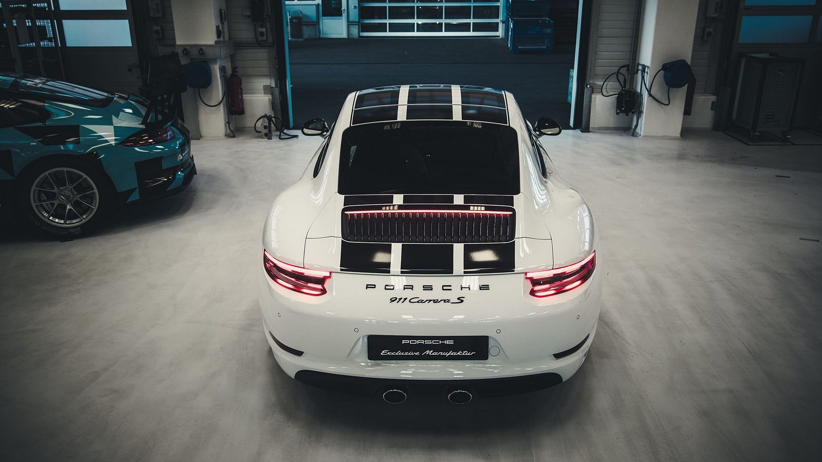 Το εν λόγω όχημα έχει φορέσει το «κοστούμι» του LMP1 919 Hybrid πρωτότυπου της Porsche. Αλλαγές δεν υπάρχουν στην απόδοση του 3λιτρου turbo flat-six κ