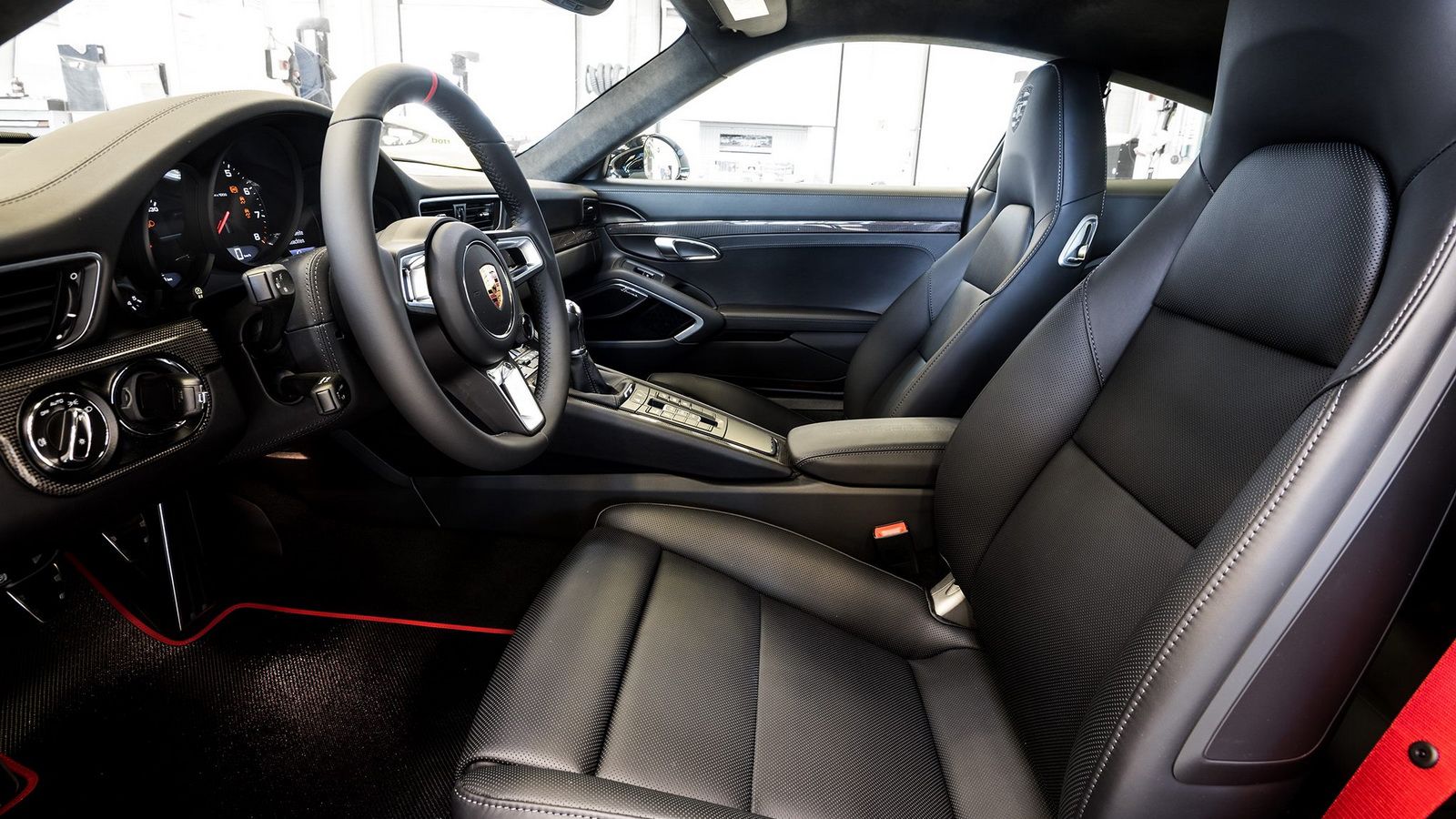 Στο εσωτερικό, το παρόν δίνει το πακέτο Sport Chrono, ενώ το αμάξωμα κοσμούν οι τροχοί Carrera S των 20 ιντσών, το διπλό σύστημα σπορ εξάτμισης και η 