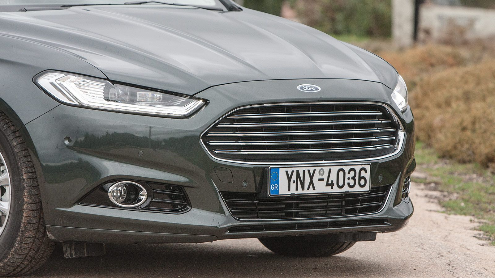 Κάτι από Aston Martin θυμίζει το μπροστινό μέρος του Ford Mondeo. High class νότα δίνει η λεπτή λωρίδα με τα led φώτα ημέρας.
