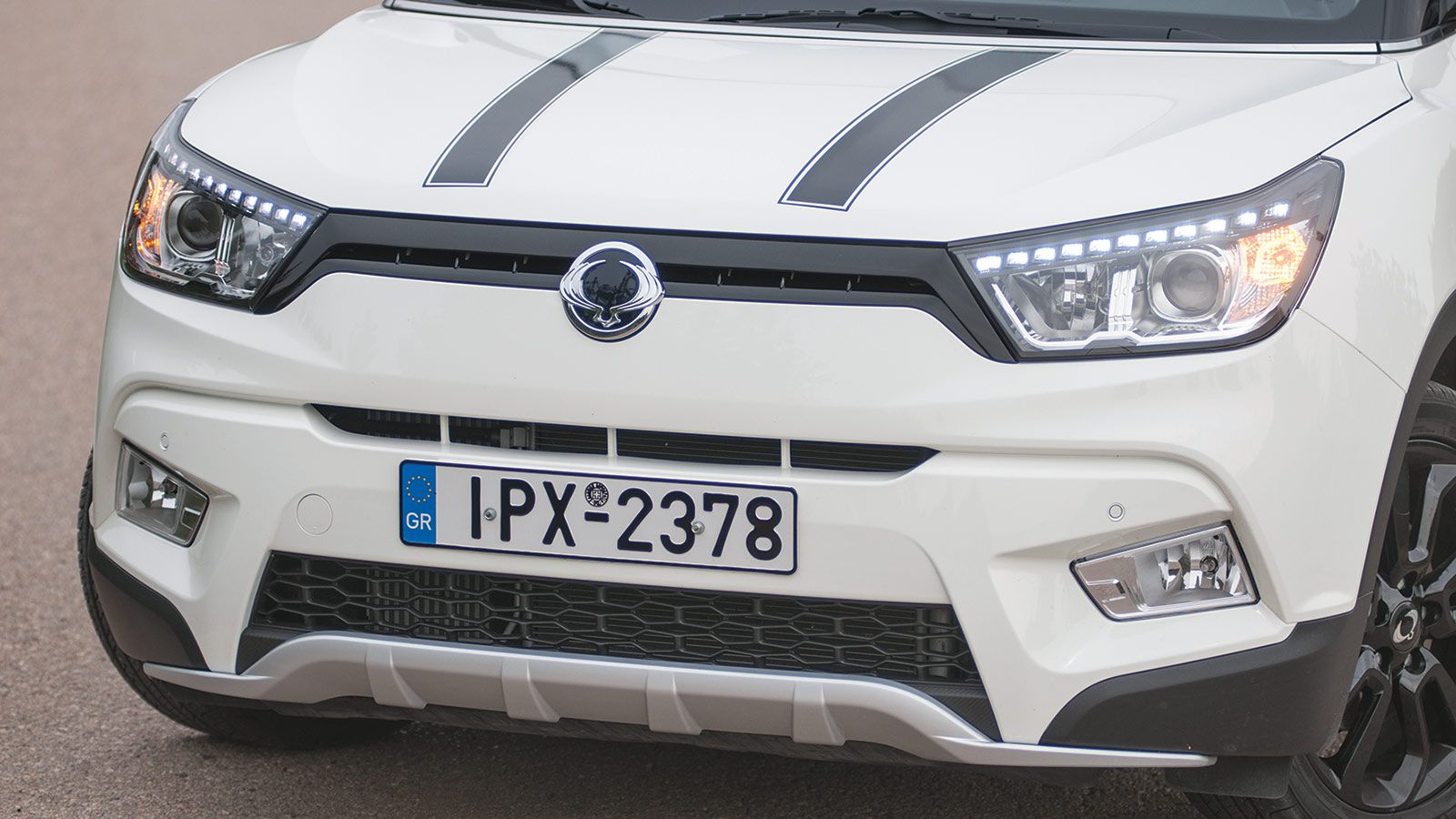 Μοντέρνα και διαφορετική είναι η εξωτερική σχεδίαση του SsangYong Tivoli από όποια γωνία και αν το κοιτάξεις.Τα λογότυπα στο πλάι και πίσω υποδηλώνουν