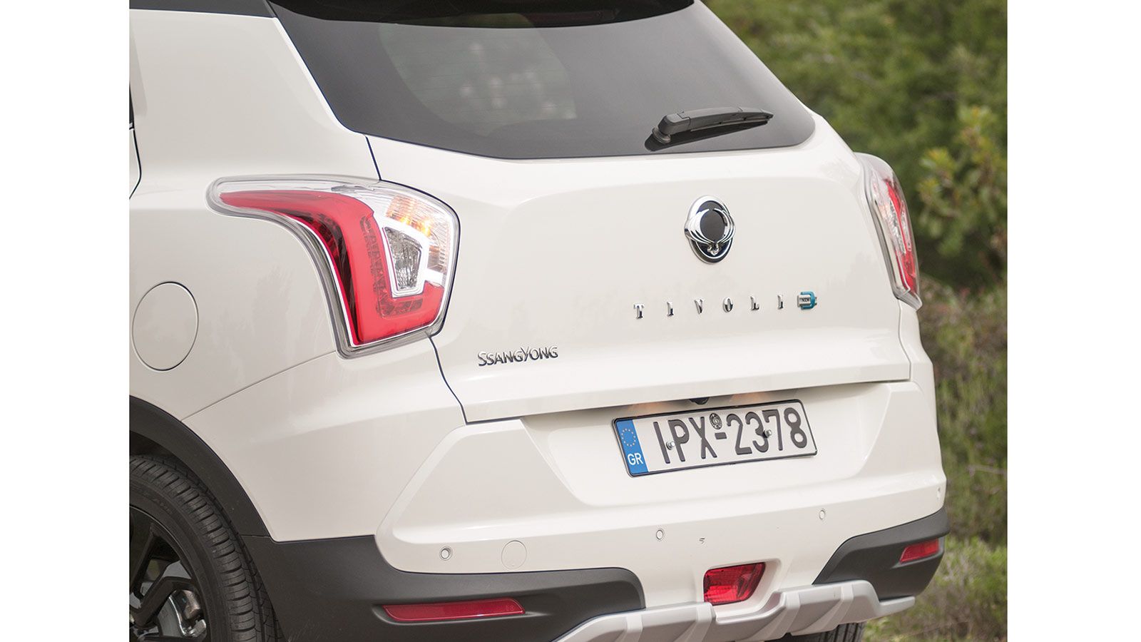 Μοντέρνα και διαφορετική είναι η εξωτερική σχεδίαση του SsangYong Tivoli από όποια γωνία και αν το κοιτάξεις.Τα λογότυπα στο πλάι και πίσω υποδηλώνουν