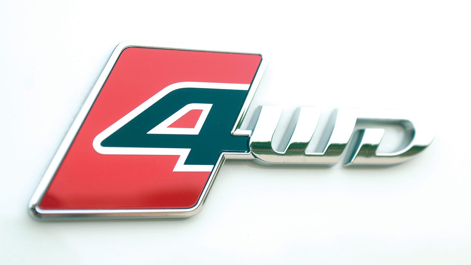 Μοντέρνα και διαφορετική είναι η εξωτερική σχεδίαση του SsangYong Tivoli από όποια γωνία και αν το κοιτάξεις.Τα λογότυπα στο πλάι και πίσω υποδηλώνουν