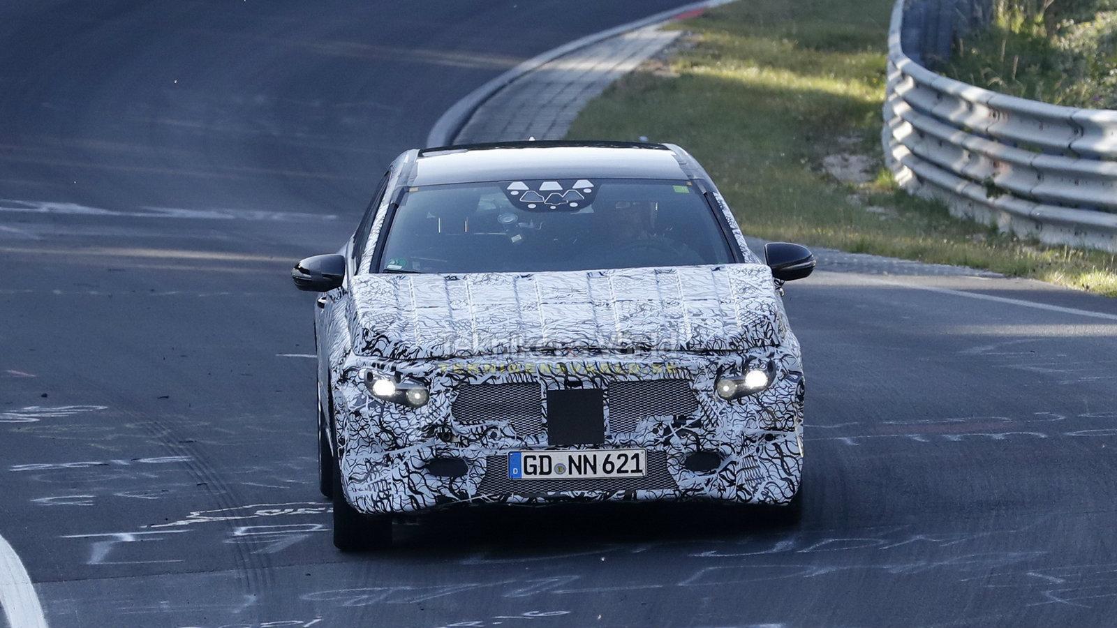 Η αύξηση του μεγέθους, σε συνδυασμό με τα φαρδιά φώτα LED, δίνουν και μια πιο high class εμφάνιση στη νέα Mercedes A-Class