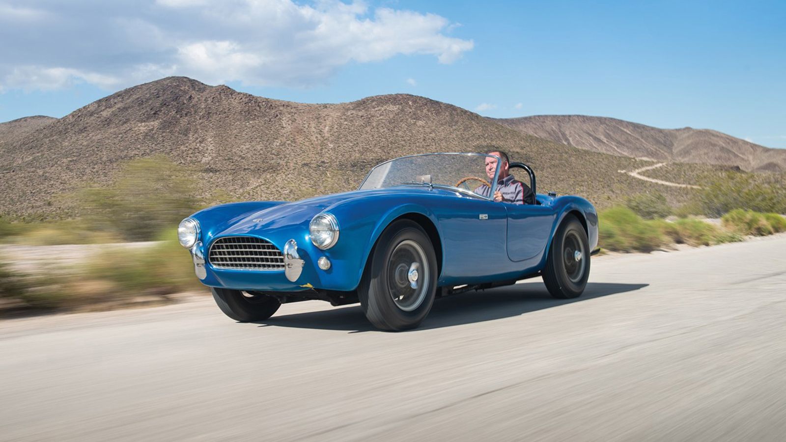 Η Shelby Cobra εφοδιάζεται με V8 κινητήρα 4,3 λτ., ο οποίος χρειάζεται 4,2 δλ. για το 0-60 μ./ώρα (96 χλμ./ώρα)