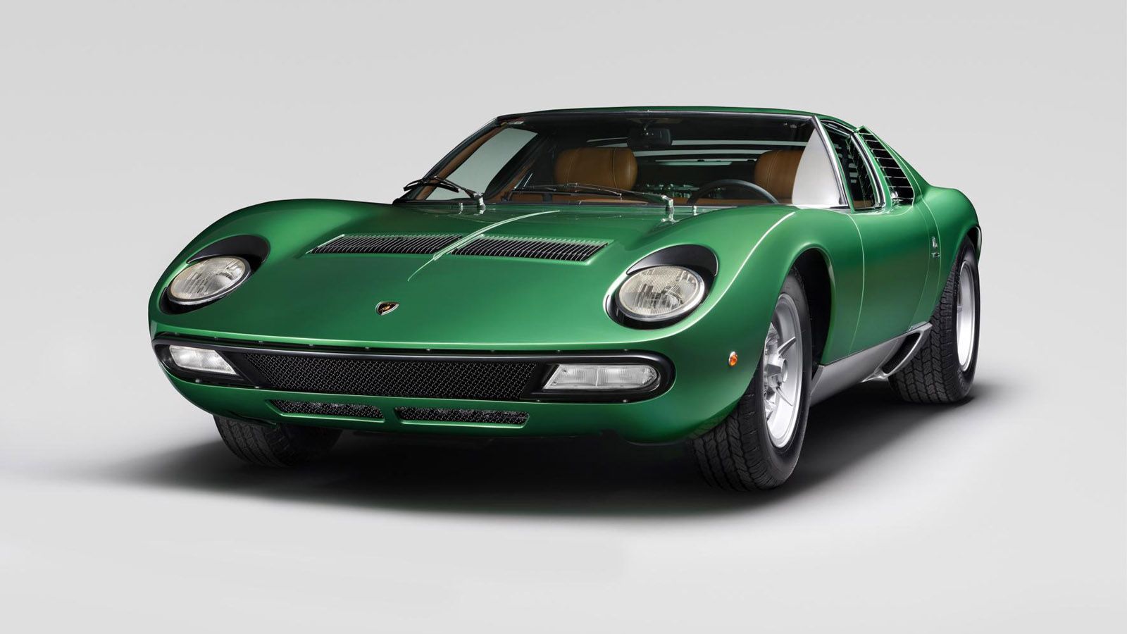 Η παραγωγή της Miura σταμάτησε το 1973, με την εμφάνιση της τετραγωνισμένης Countach-LP400. 