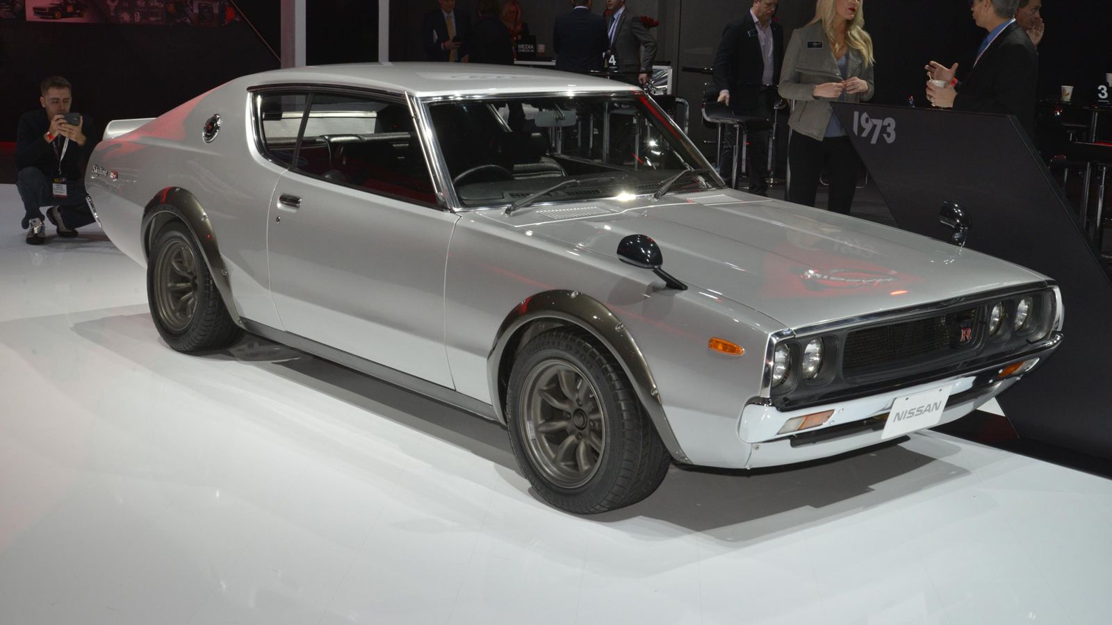 Το παρόν έδωσε και η δεύτερη γενιά του Skyline 2000 GT-R, με το μοντέλο που βρέθηκε στην έκθεση να είναι του 1973, χρονιά κατά την οποία η Nissan διέκ